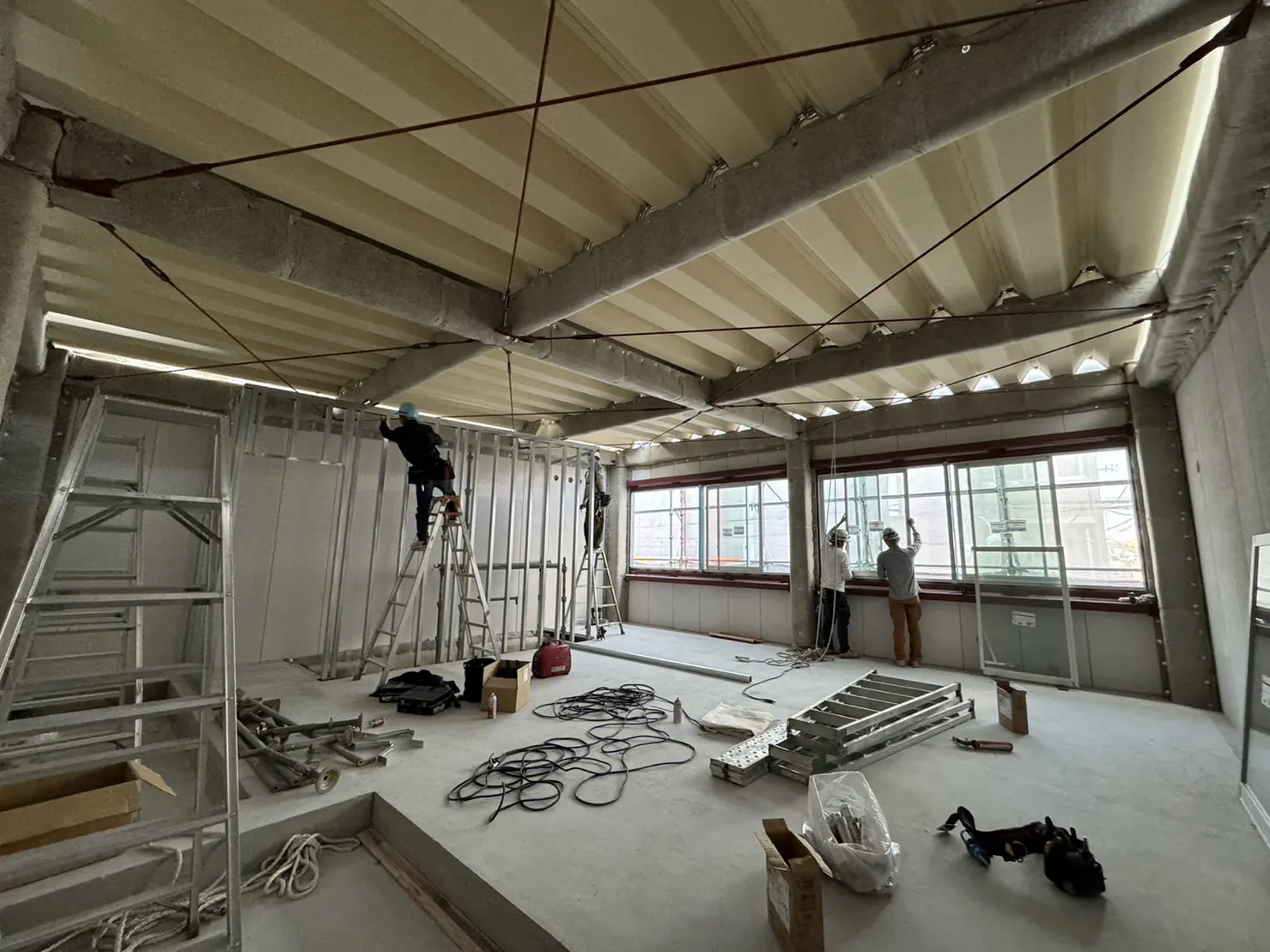 東京都【鉄骨倉庫 タイトフレーム 折半葺 完了】 | 静岡の屋根工事