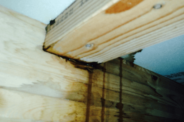 築10年以内の建物であれば雨漏りかも?